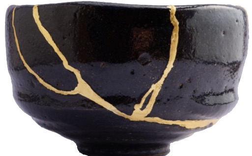 Le Kintsugi est un art japonais de la résilience, qui souligne les cicatrices avec de l’or, et ainsi sublimer des fêlures en beauté